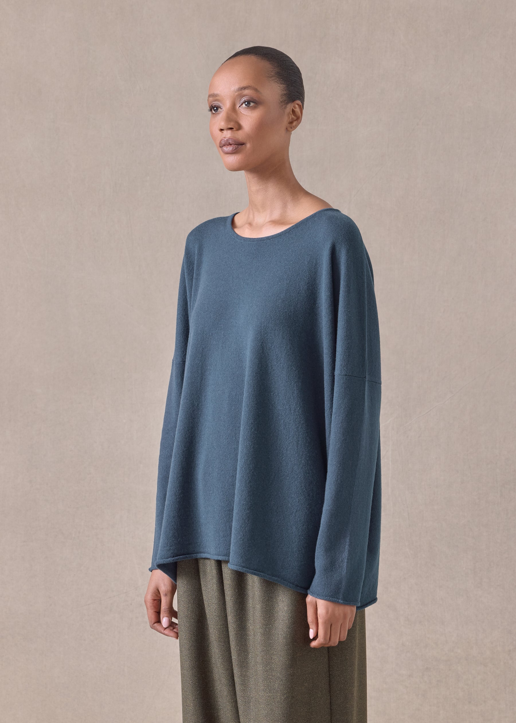 cashmere slim sleeve raw edge bateau neck - mid plus