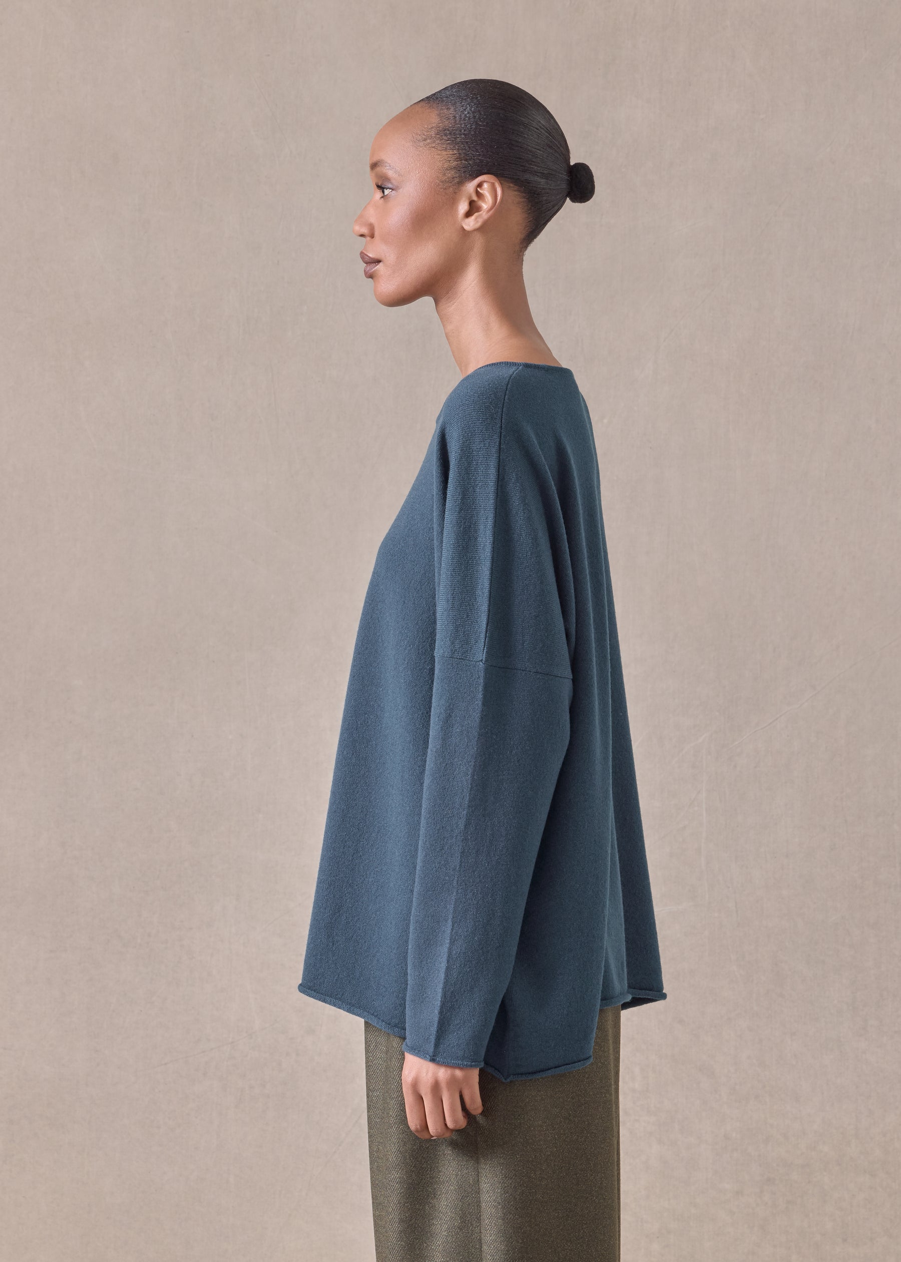 cashmere slim sleeve raw edge bateau neck - mid plus