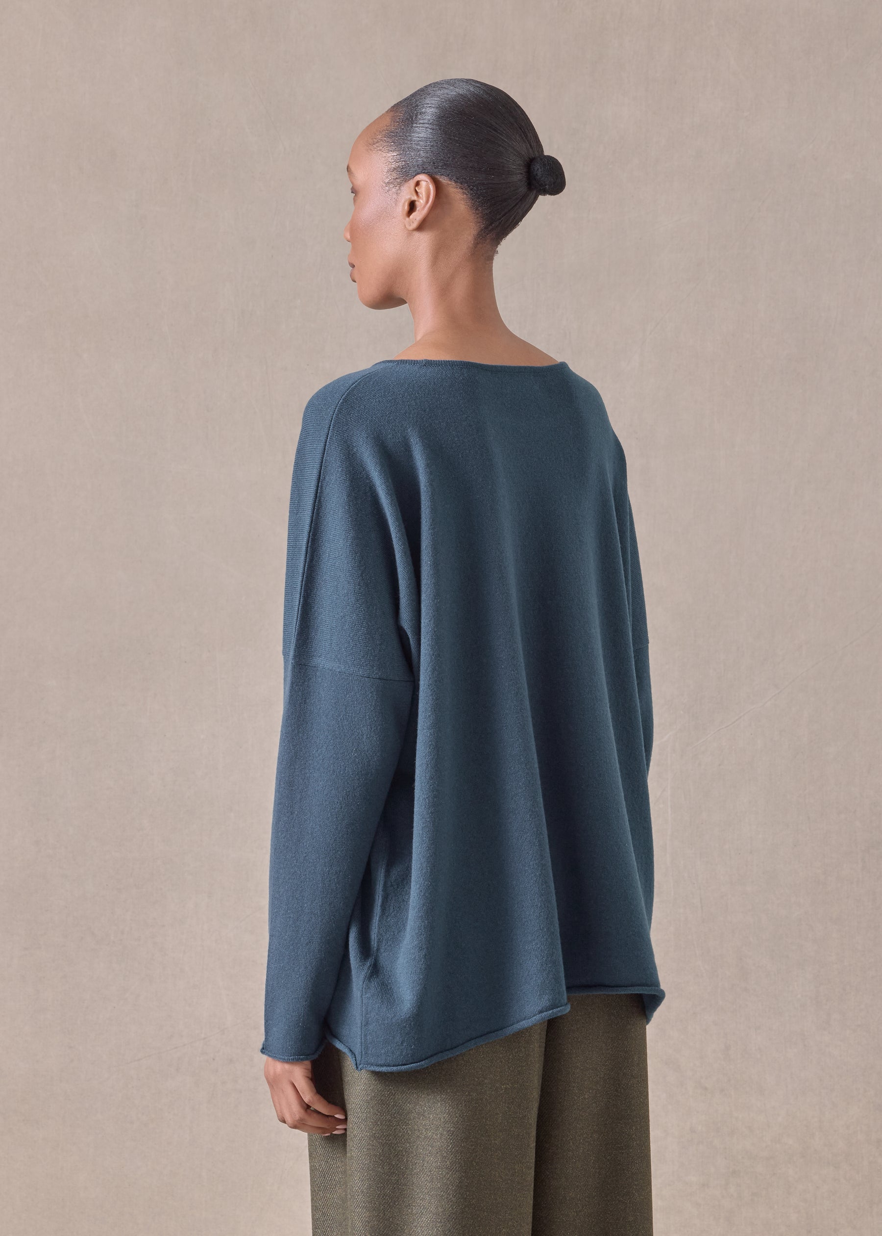 cashmere slim sleeve raw edge bateau neck - mid plus