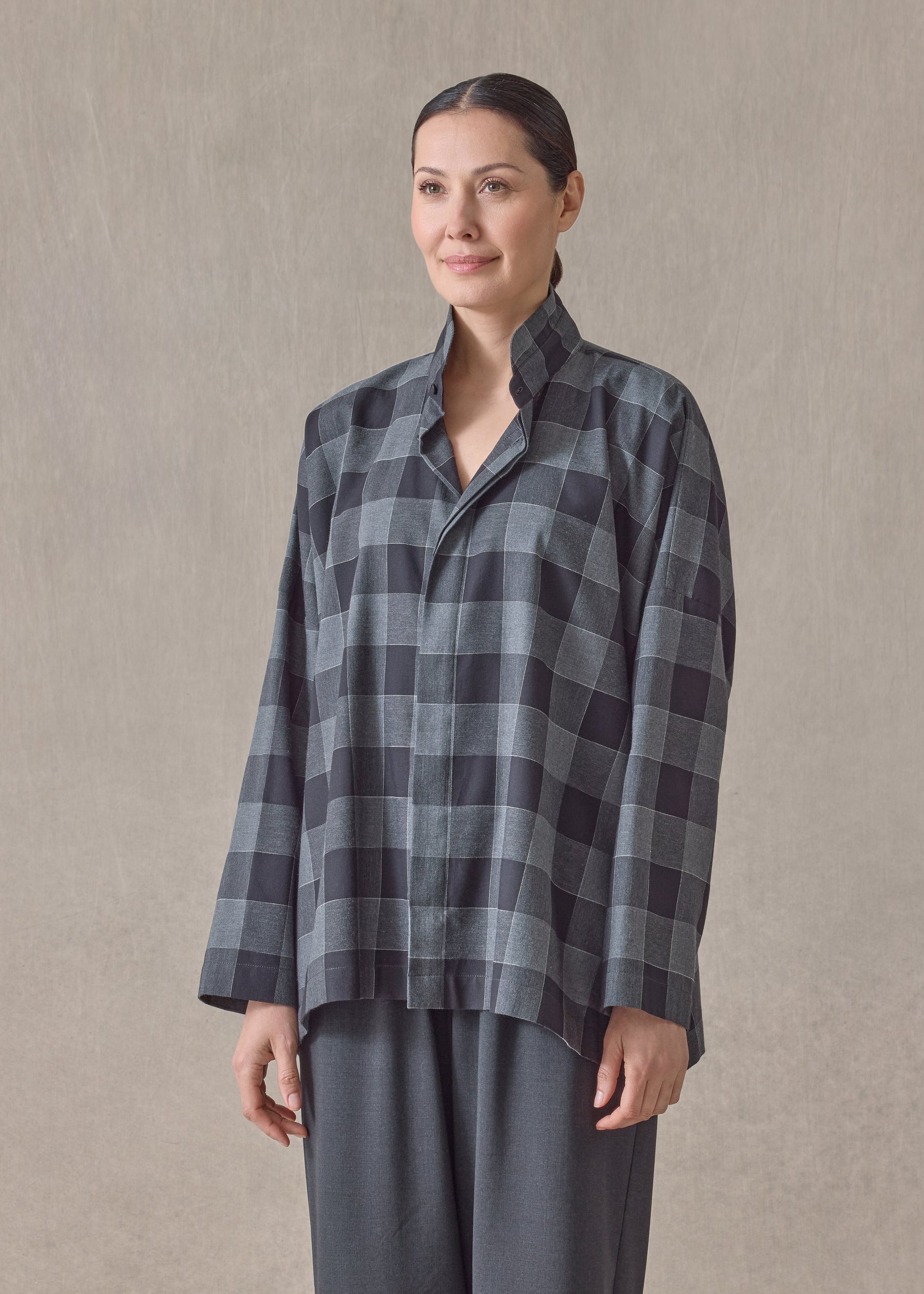 brushed cotton wide longer back shirt with double stand collar-mid plus (greyplaid)