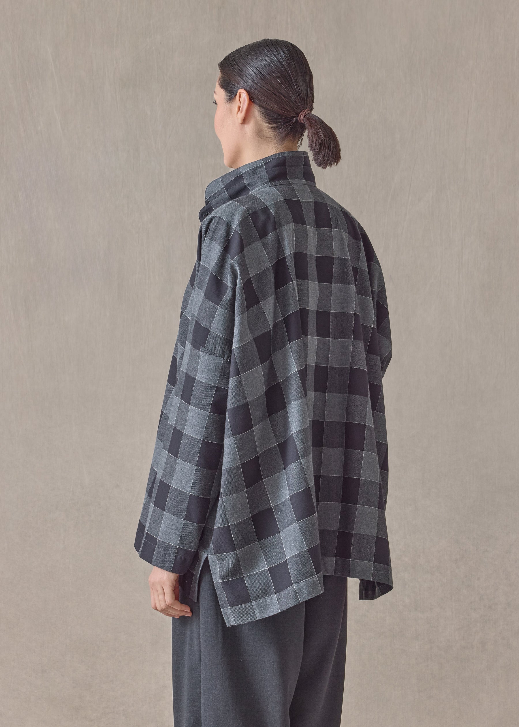 brushed cotton wide longer back shirt with double stand collar-mid plus (greyplaid)