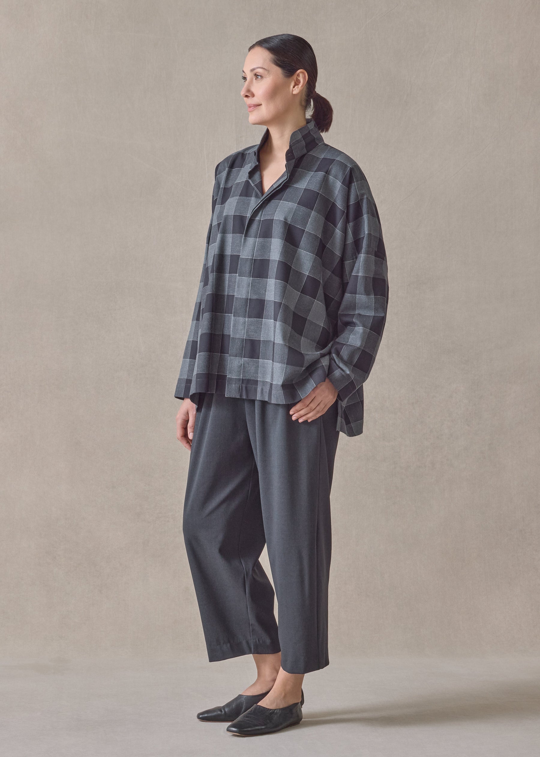 brushed cotton wide longer back shirt with double stand collar-mid plus (greyplaid)