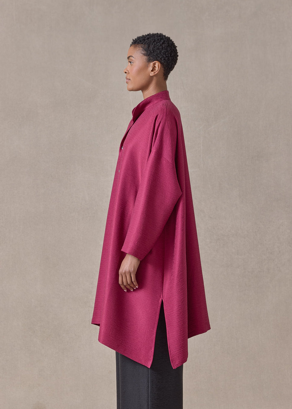 midweight silk plissé wide a-line collarless shirt - very long with slits  (magenta)