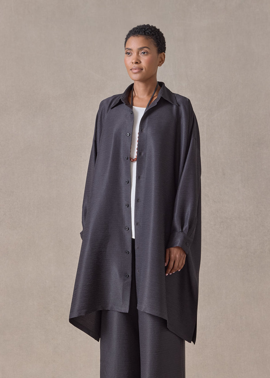 midweight silk plissé wide a-line shirt with collar- very long with slits  (espresso)
