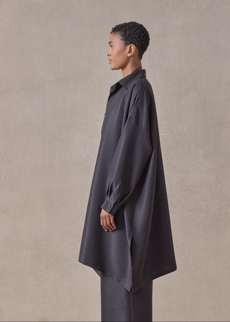 midweight silk plissé wide a-line shirt with collar- very long with slits  (espresso)