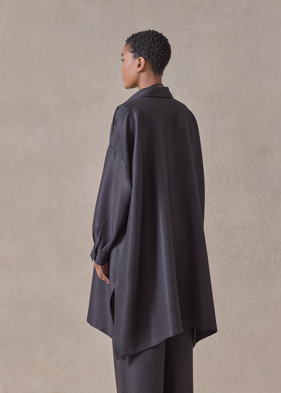 midweight silk plissé wide a-line shirt with collar- very long with slits  (espresso)