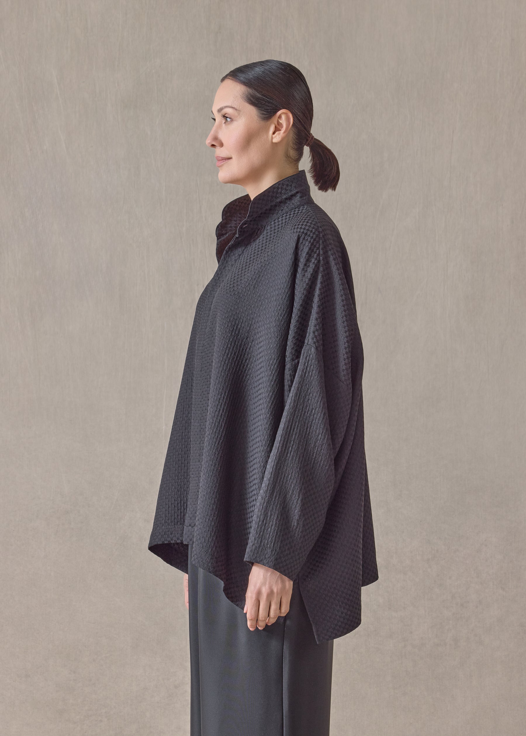 silk wide longer back double stand collar shirt-mid plus (black)