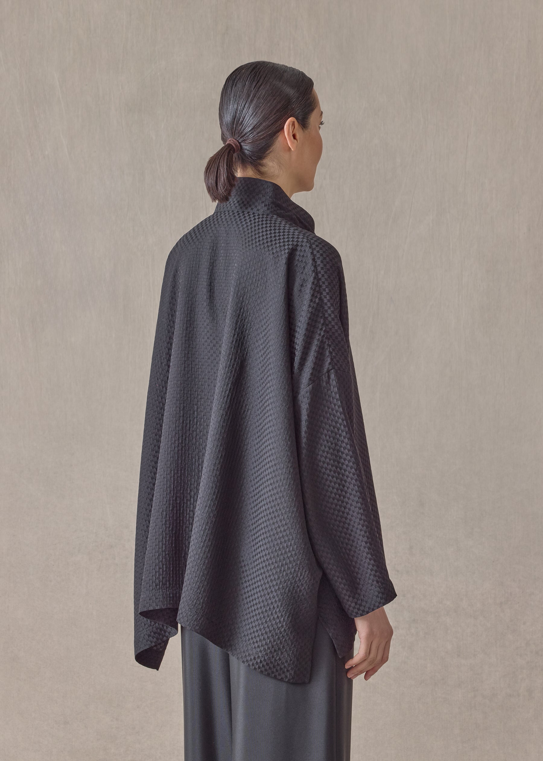 silk wide longer back double stand collar shirt-mid plus (black)
