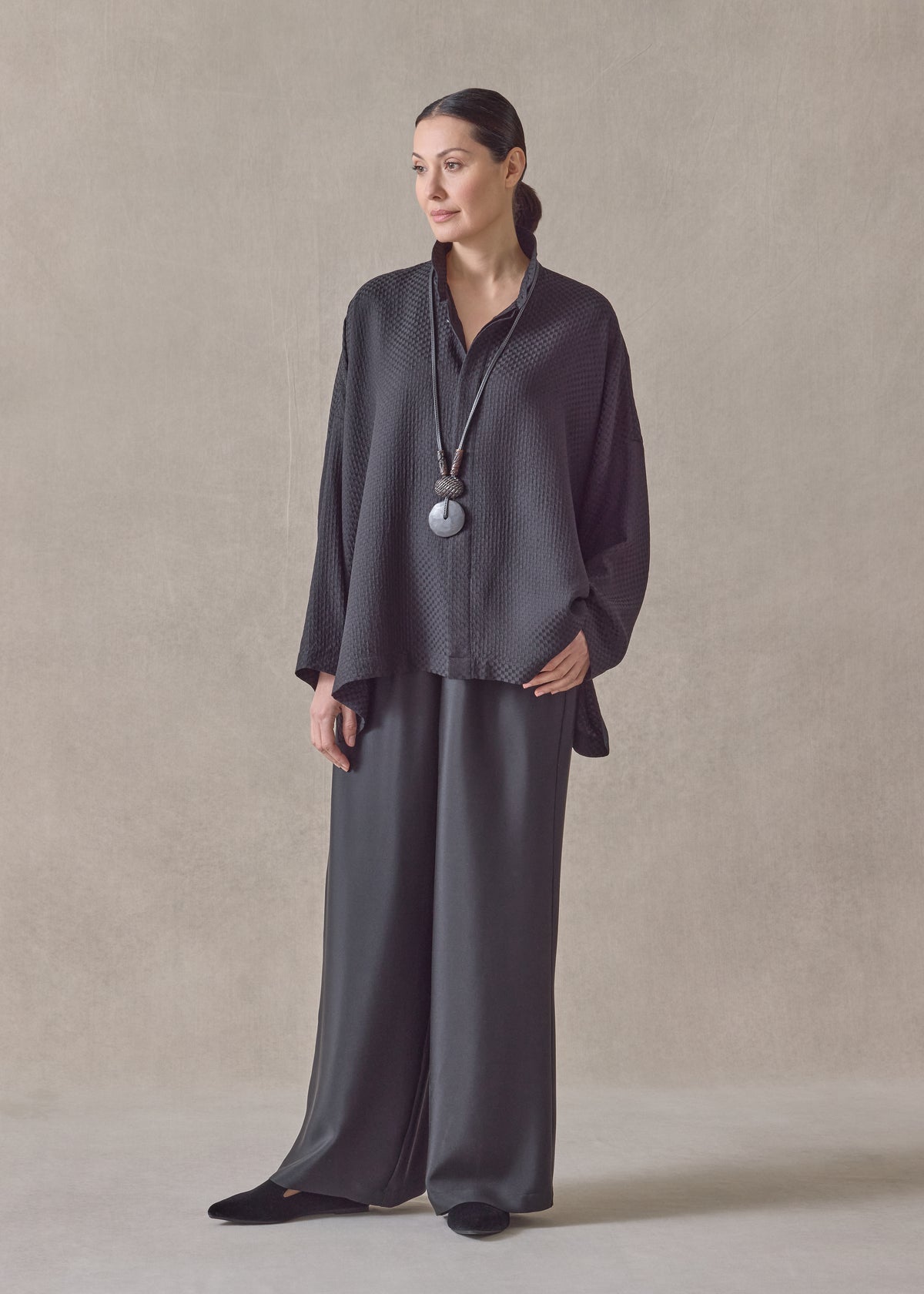 silk wide longer back double stand collar shirt-mid plus (black)