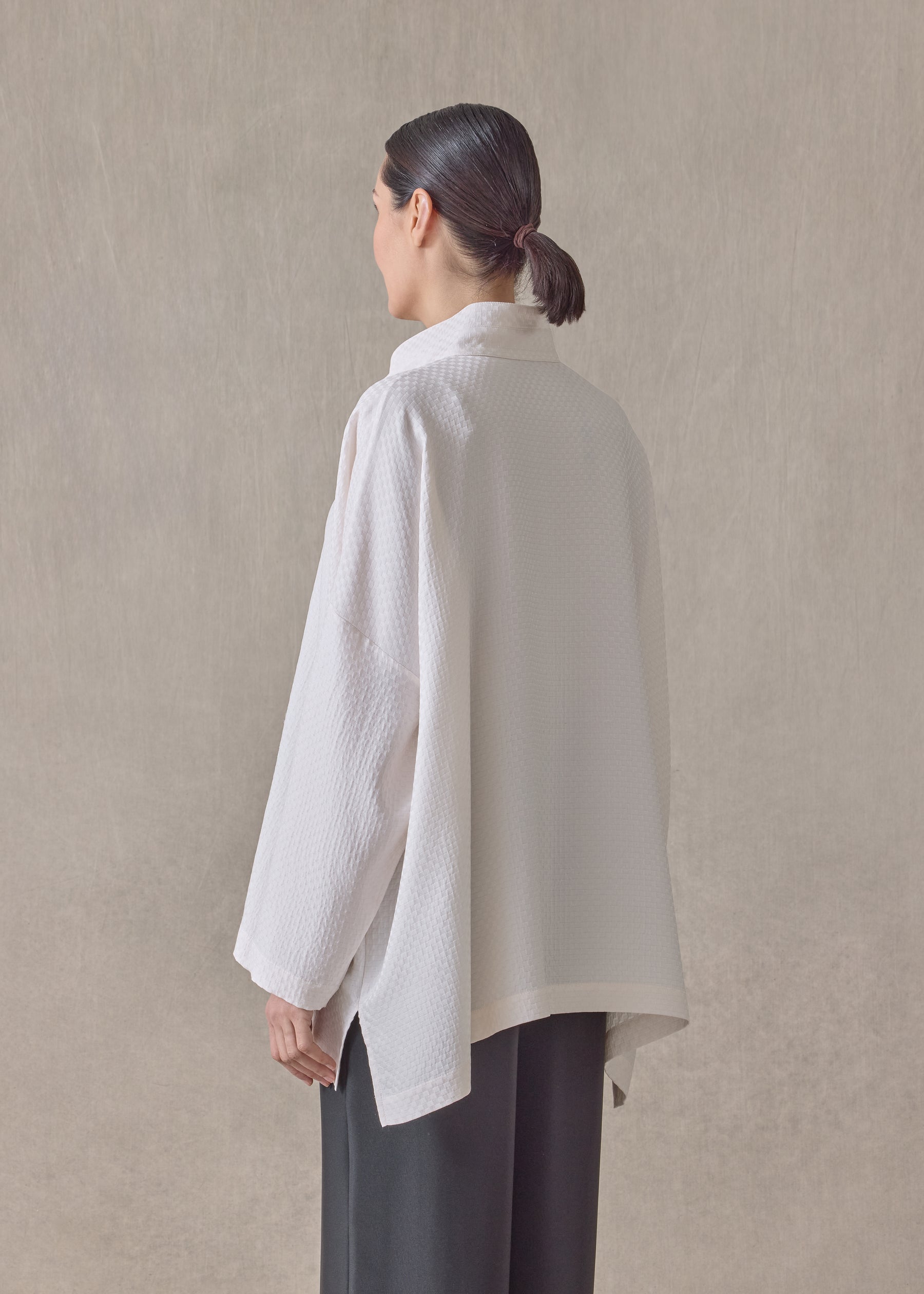silk wide longer back double stand collar shirt-mid plus (ivory)