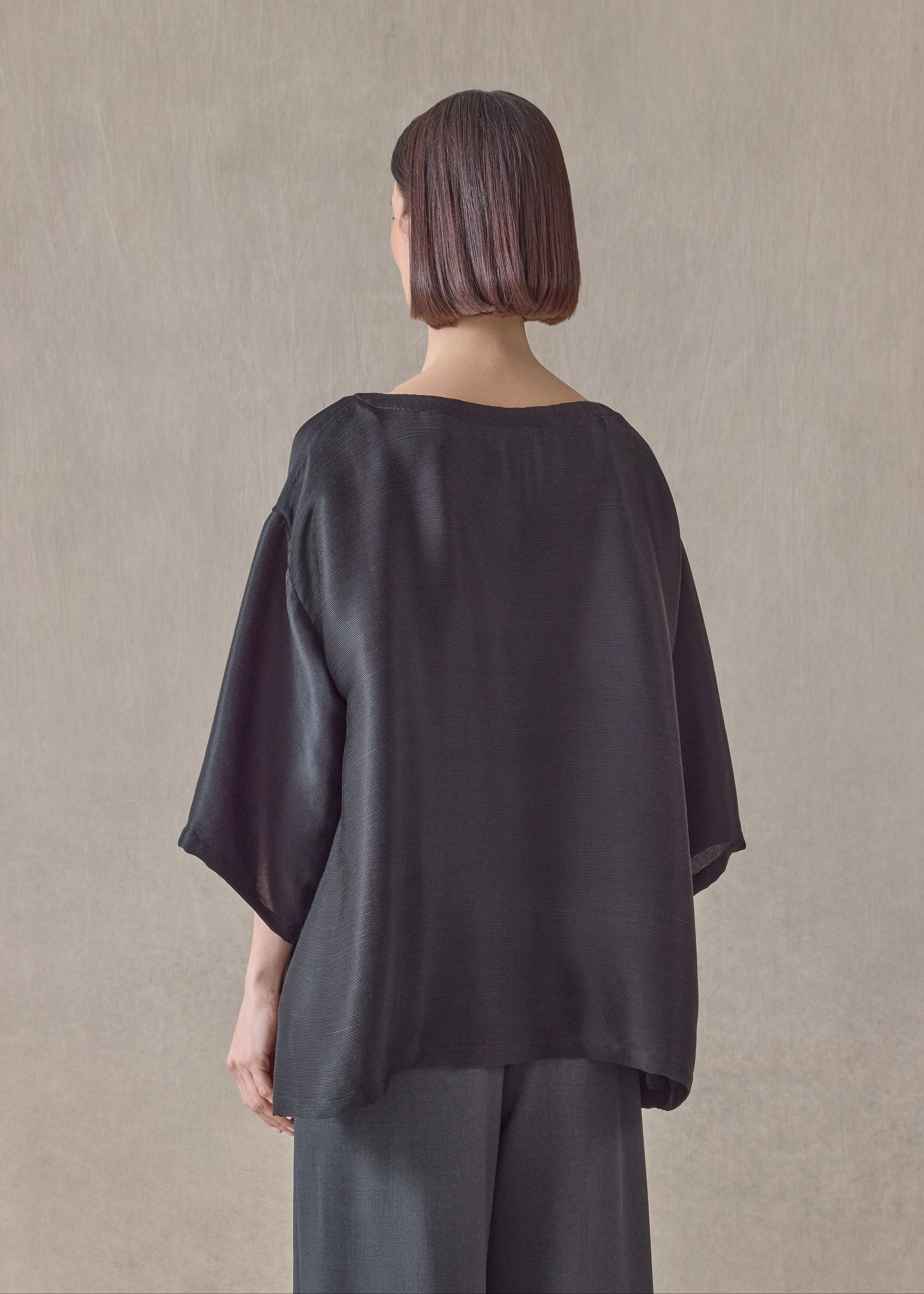 featherlight silk plissé a-line scoop neck top - mid plus (black)