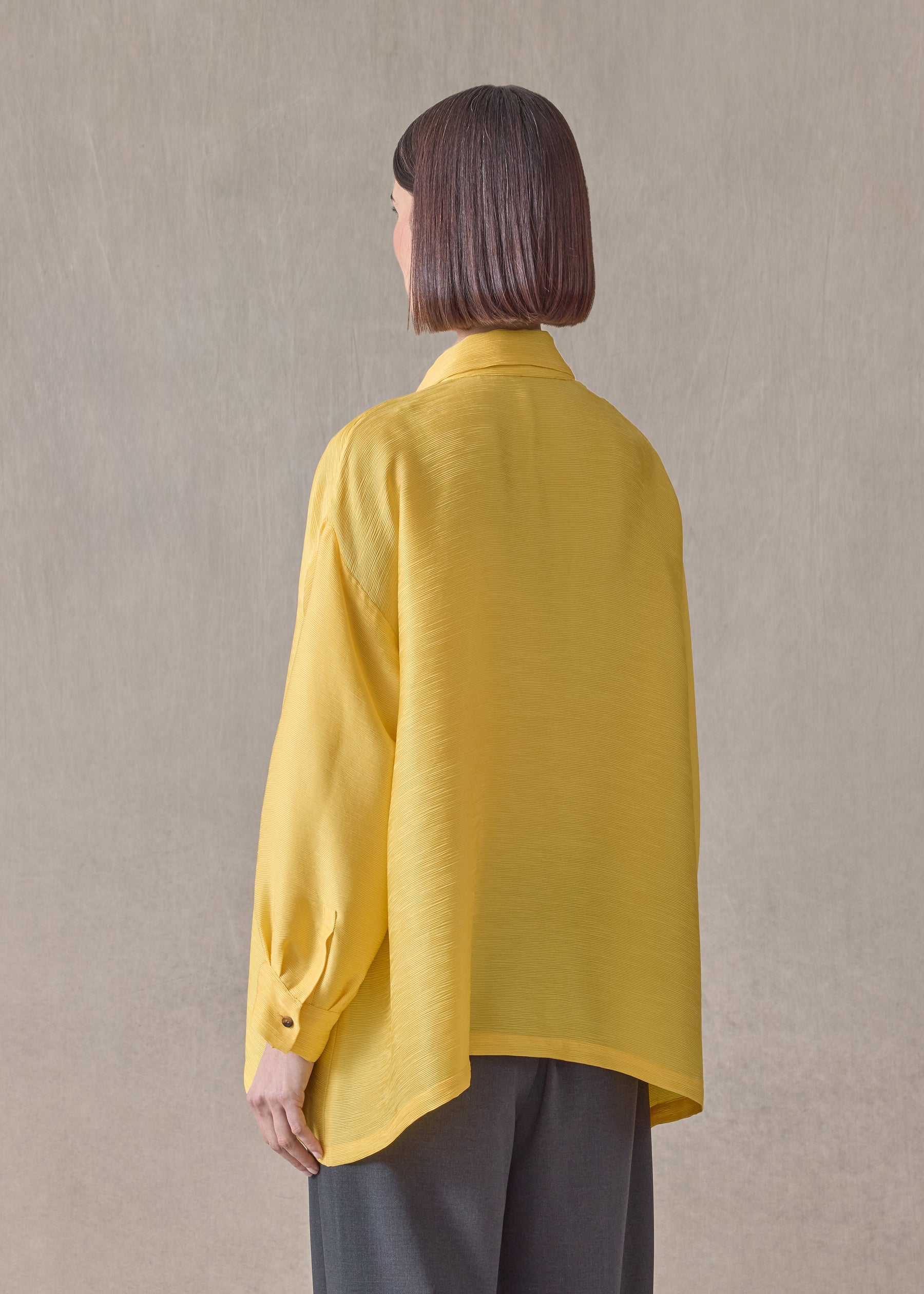 featherlight silk plissé slim a-line shirt with collar - mid plus (sunshine)
