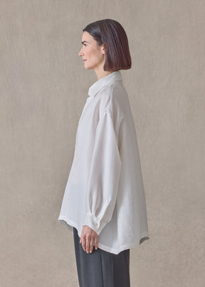 featherlight silk plissé slim a-line shirt with collar - mid plus (white)