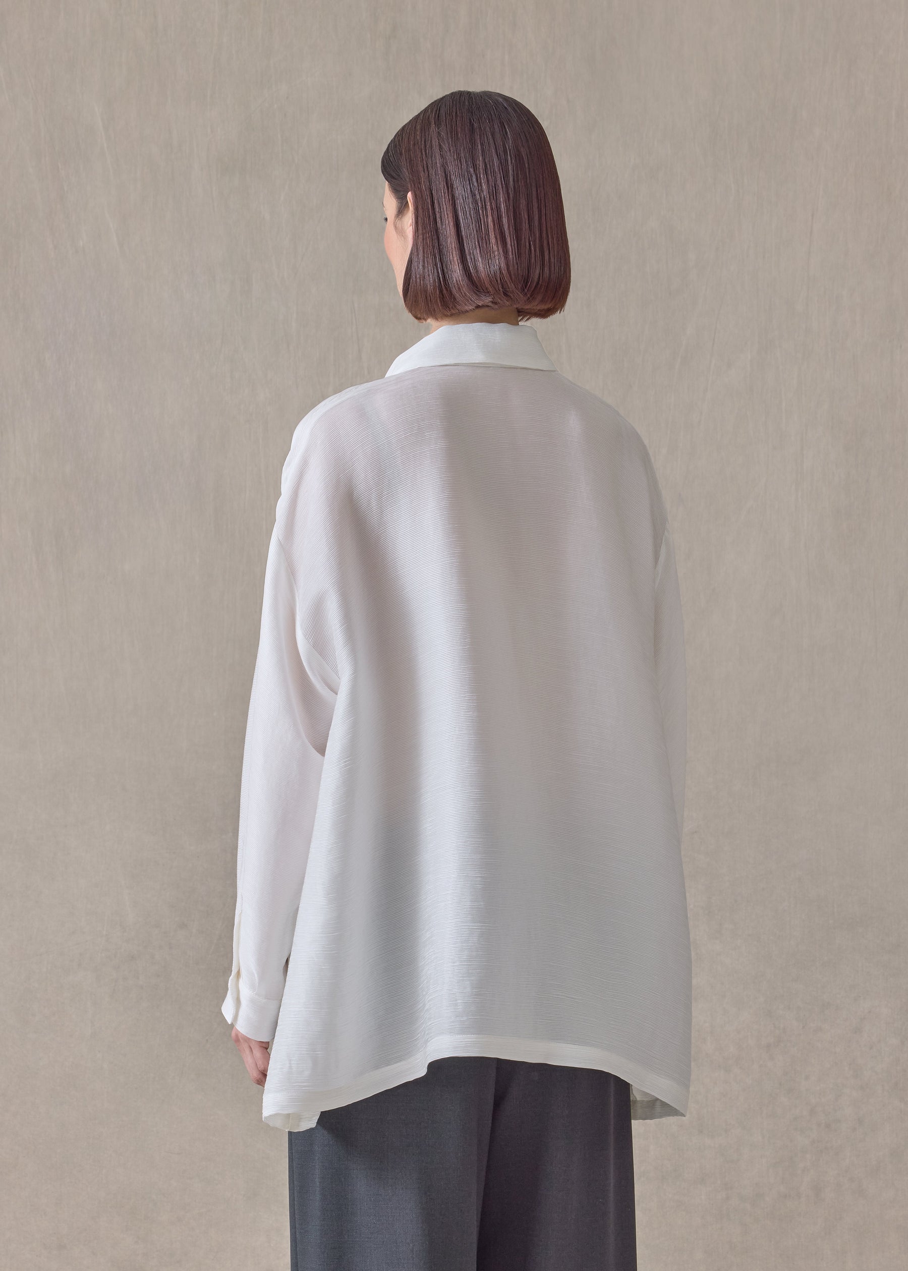 featherlight silk plissé slim a-line shirt with collar - mid plus (white)