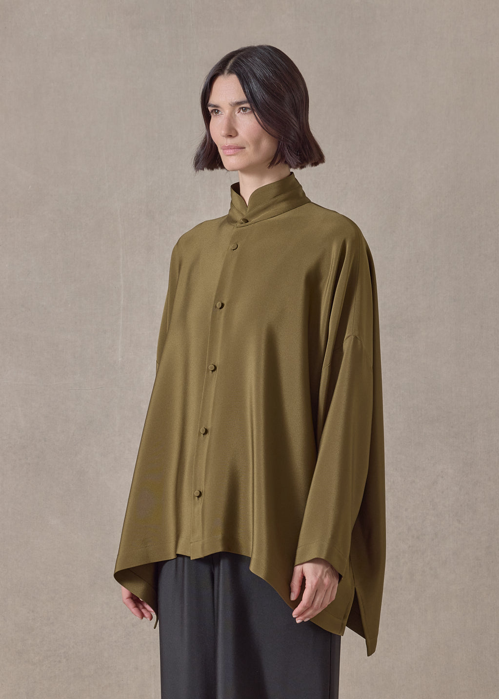 midweight silk crepe wide longer back double stand collar shirt-mid plus (greenbronze)