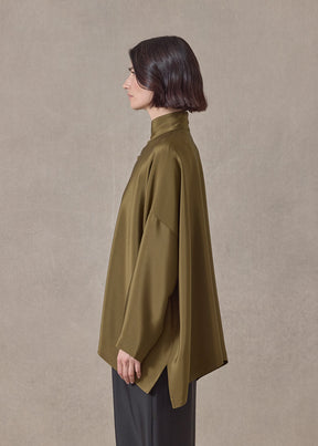 midweight silk crepe wide longer back double stand collar shirt-mid plus (greenbronze)
