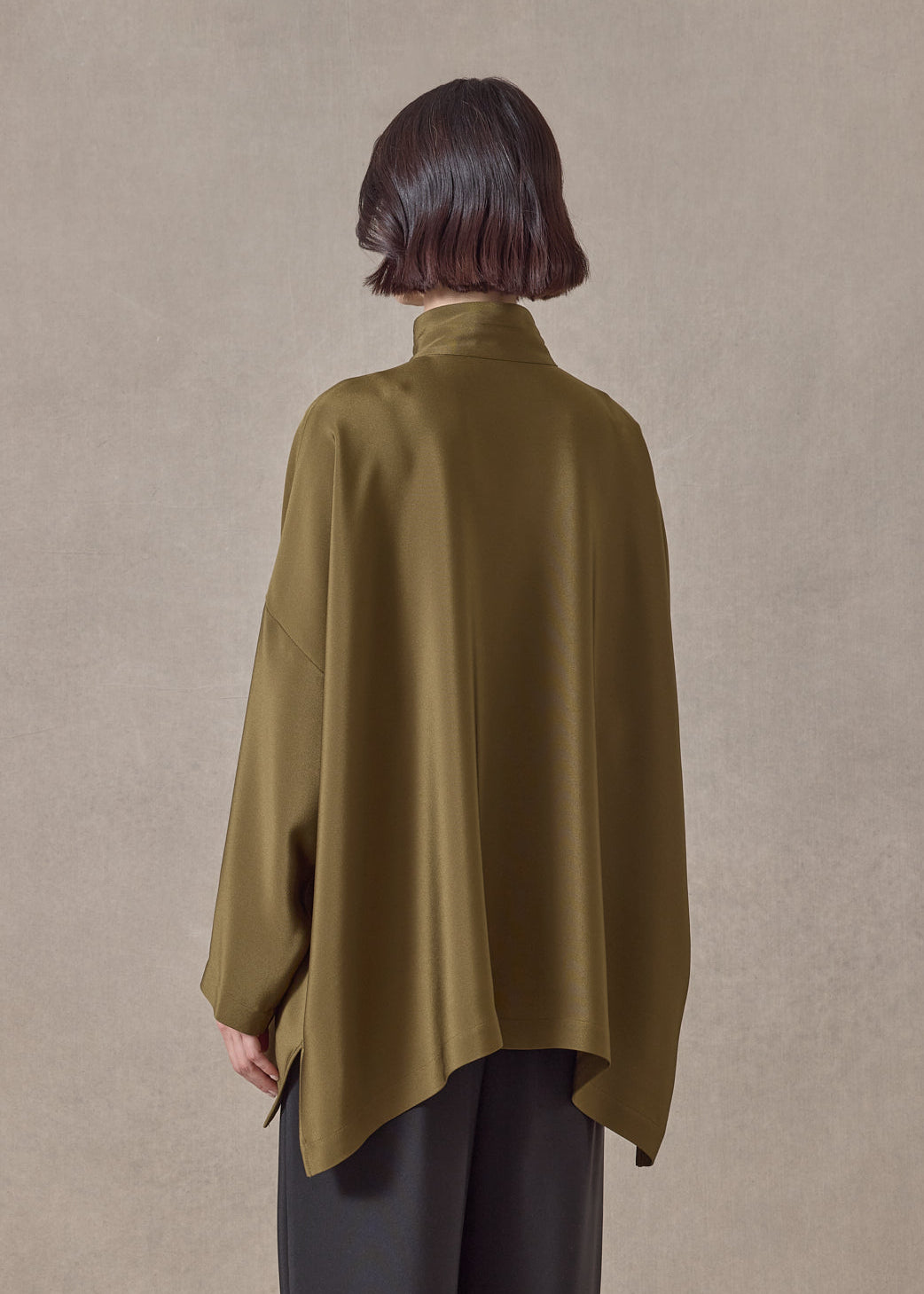 midweight silk crepe wide longer back double stand collar shirt-mid plus (greenbronze)