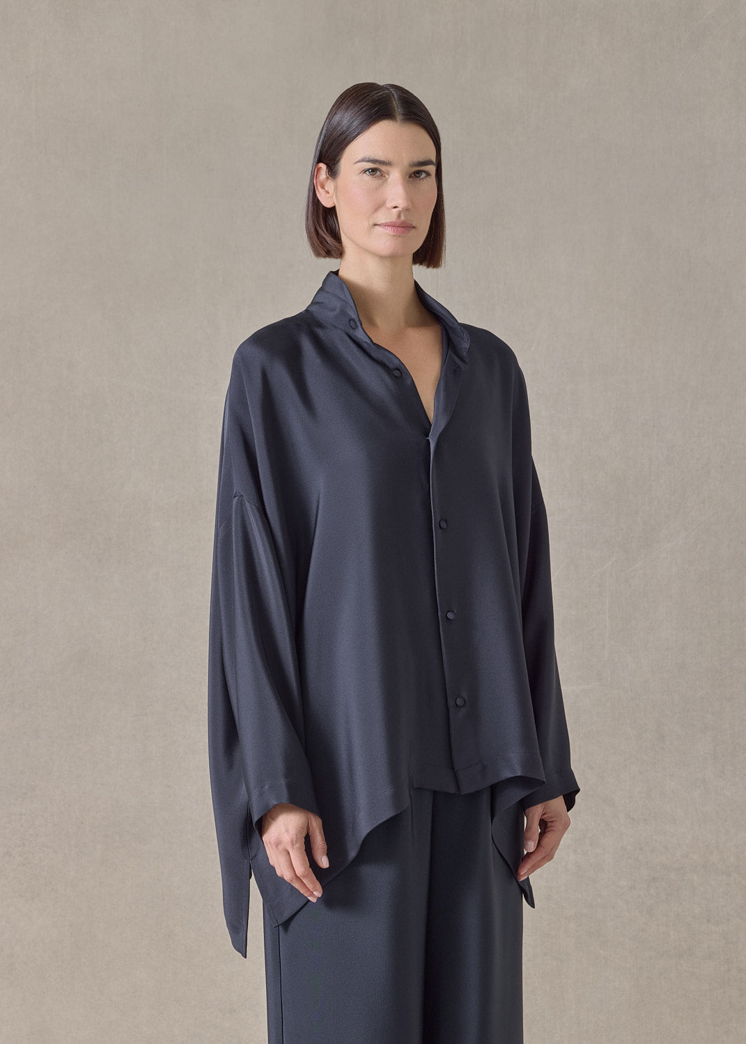 midweight silk crepe wide longer back double stand collar shirt-mid plus (midnight)