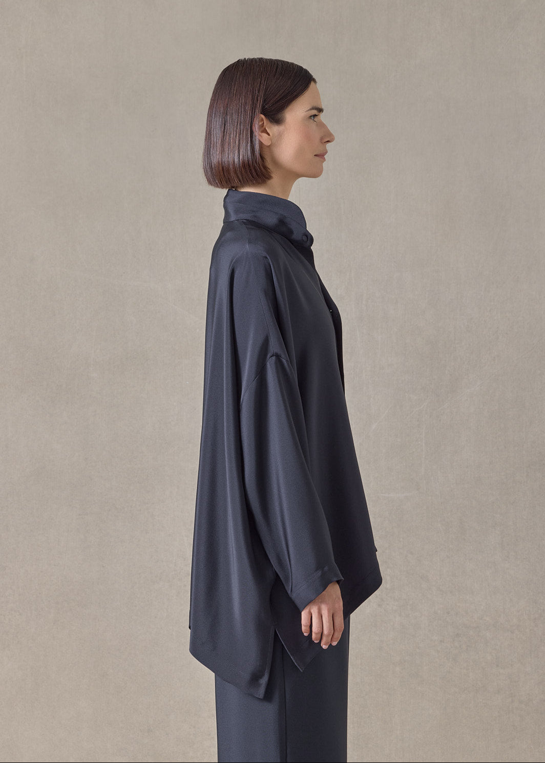 midweight silk crepe wide longer back double stand collar shirt-mid plus (midnight)