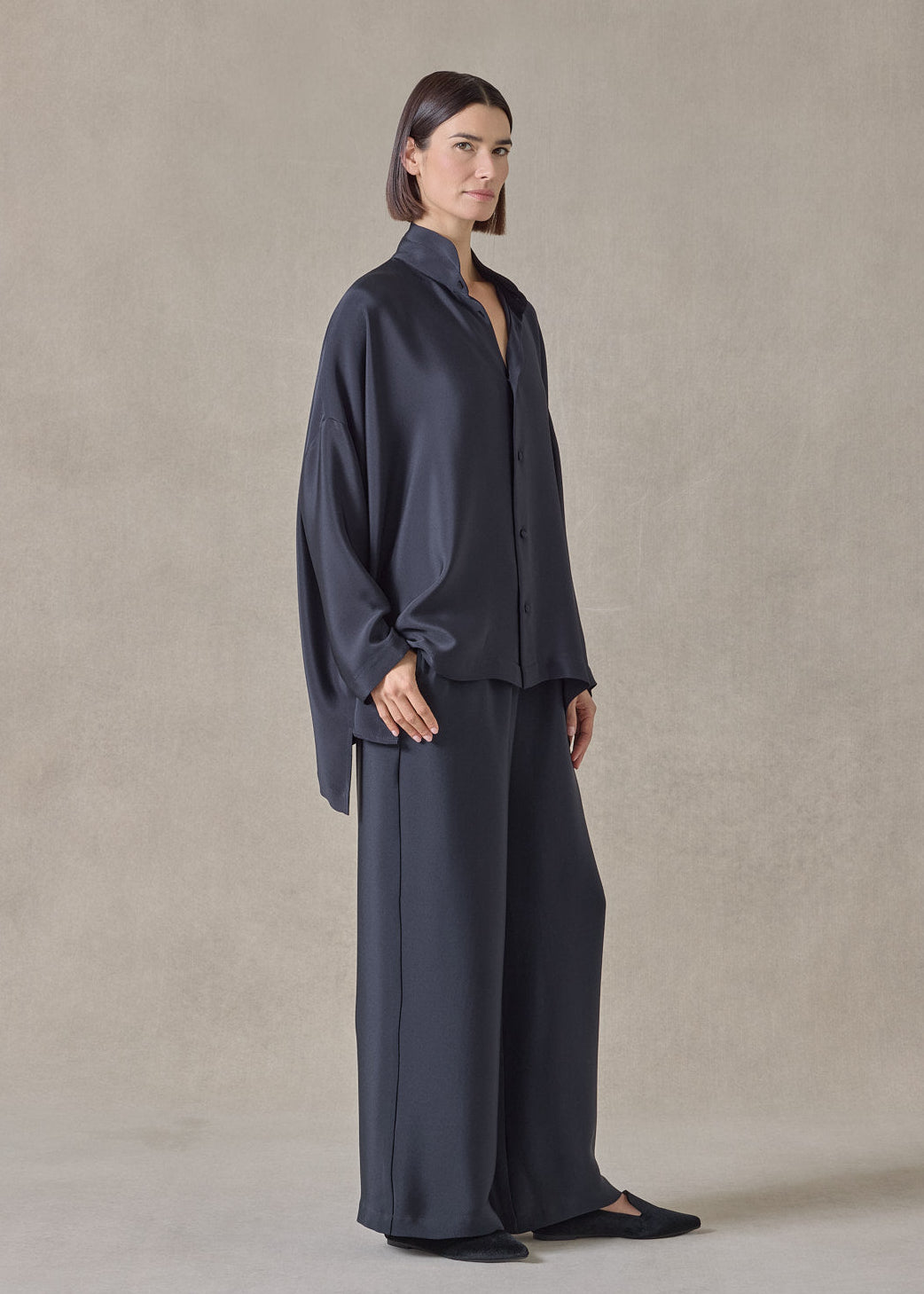 midweight silk crepe wide longer back double stand collar shirt-mid plus (midnight)