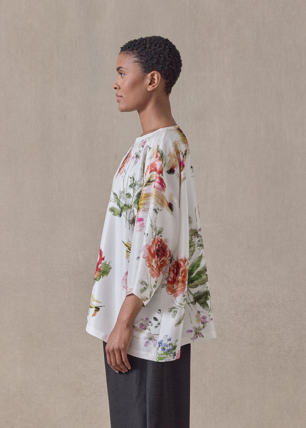 silk plissé a-line scoop neck top - mid plus (whitemulti)