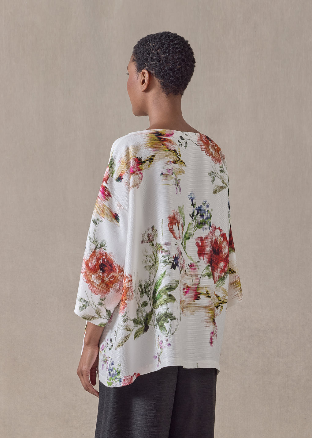 silk plissé a-line scoop neck top - mid plus (whitemulti)