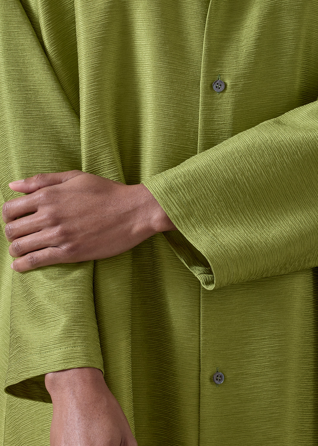 midweight silk plissé wide a-line collarless shirt - very long with slits  (limedark)