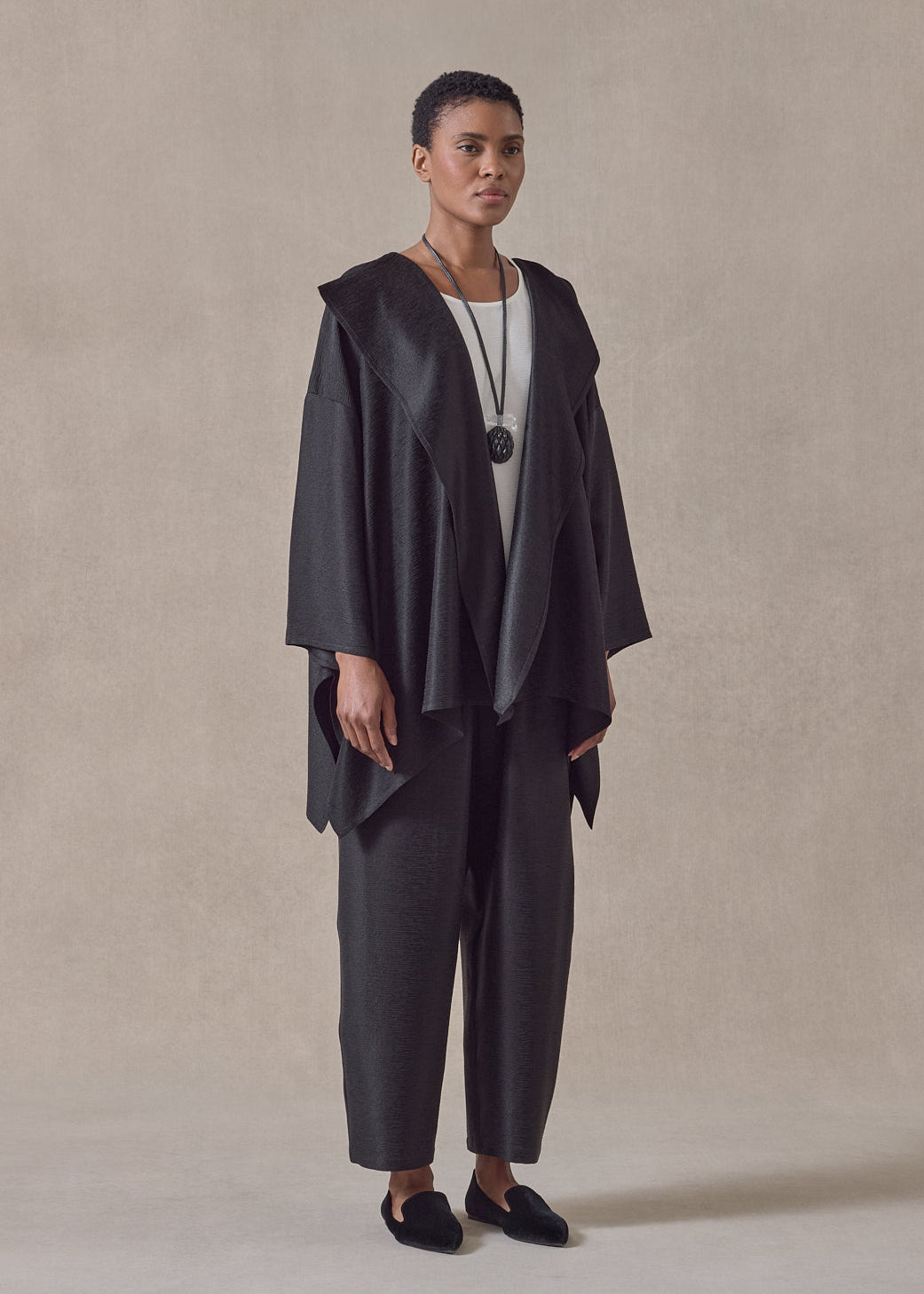 midweight silk plissé jacket coat - mid plus (black)