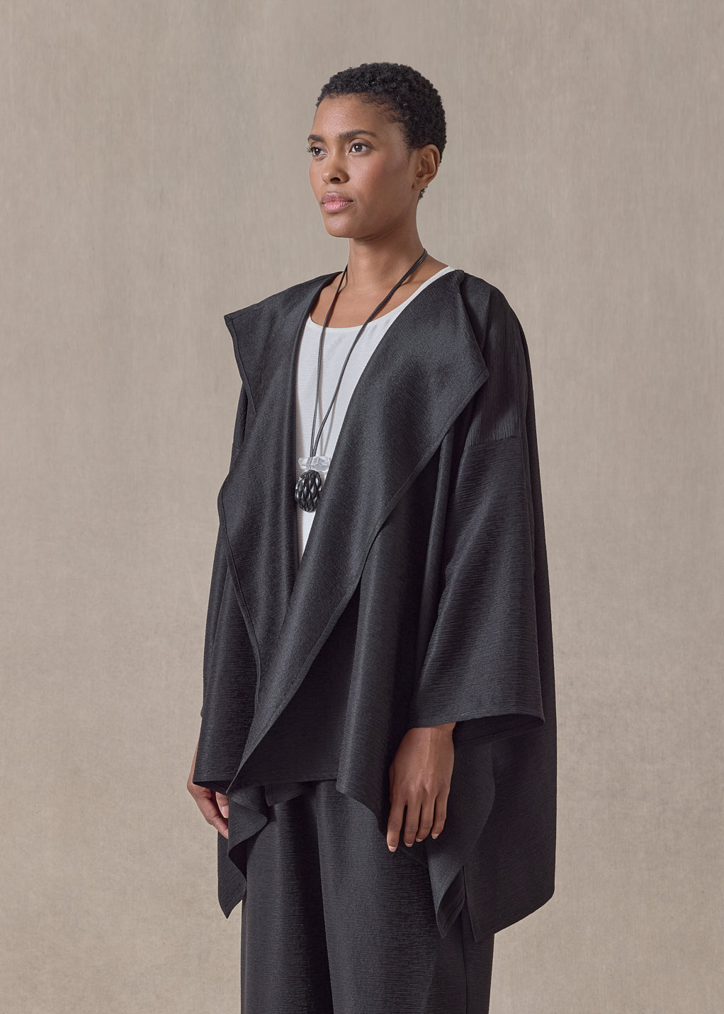 midweight silk plissé jacket coat - mid plus (black)