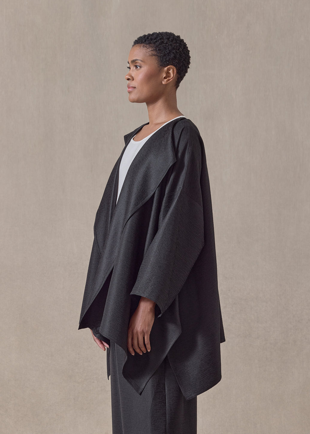 midweight silk plissé jacket coat - mid plus (black)