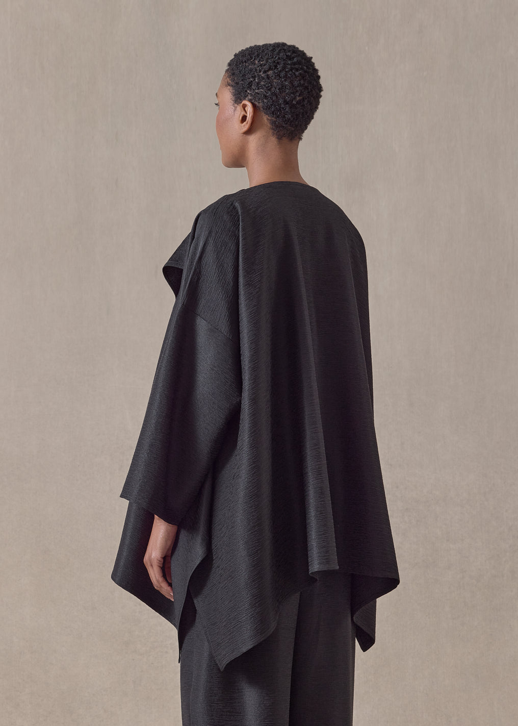midweight silk plissé jacket coat - mid plus (black)