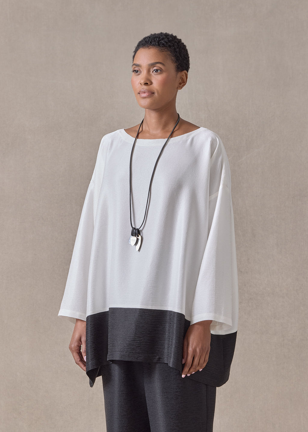 midweight silk plissé wide a-line scoop neck top - long (white/black)