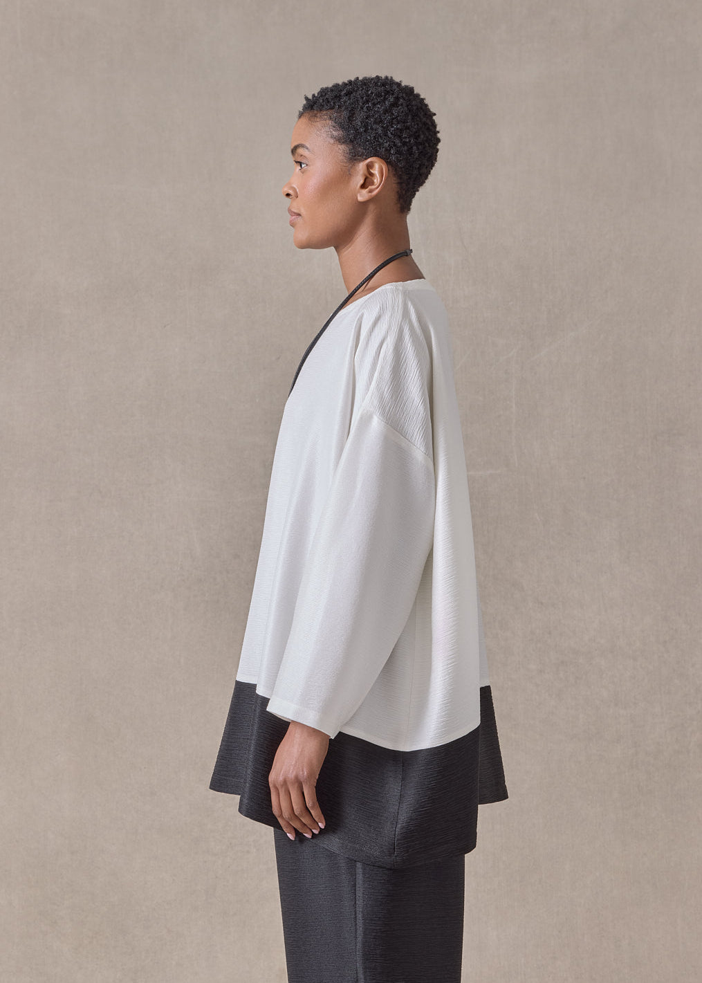 midweight silk plissé wide a-line scoop neck top - long (white/black)