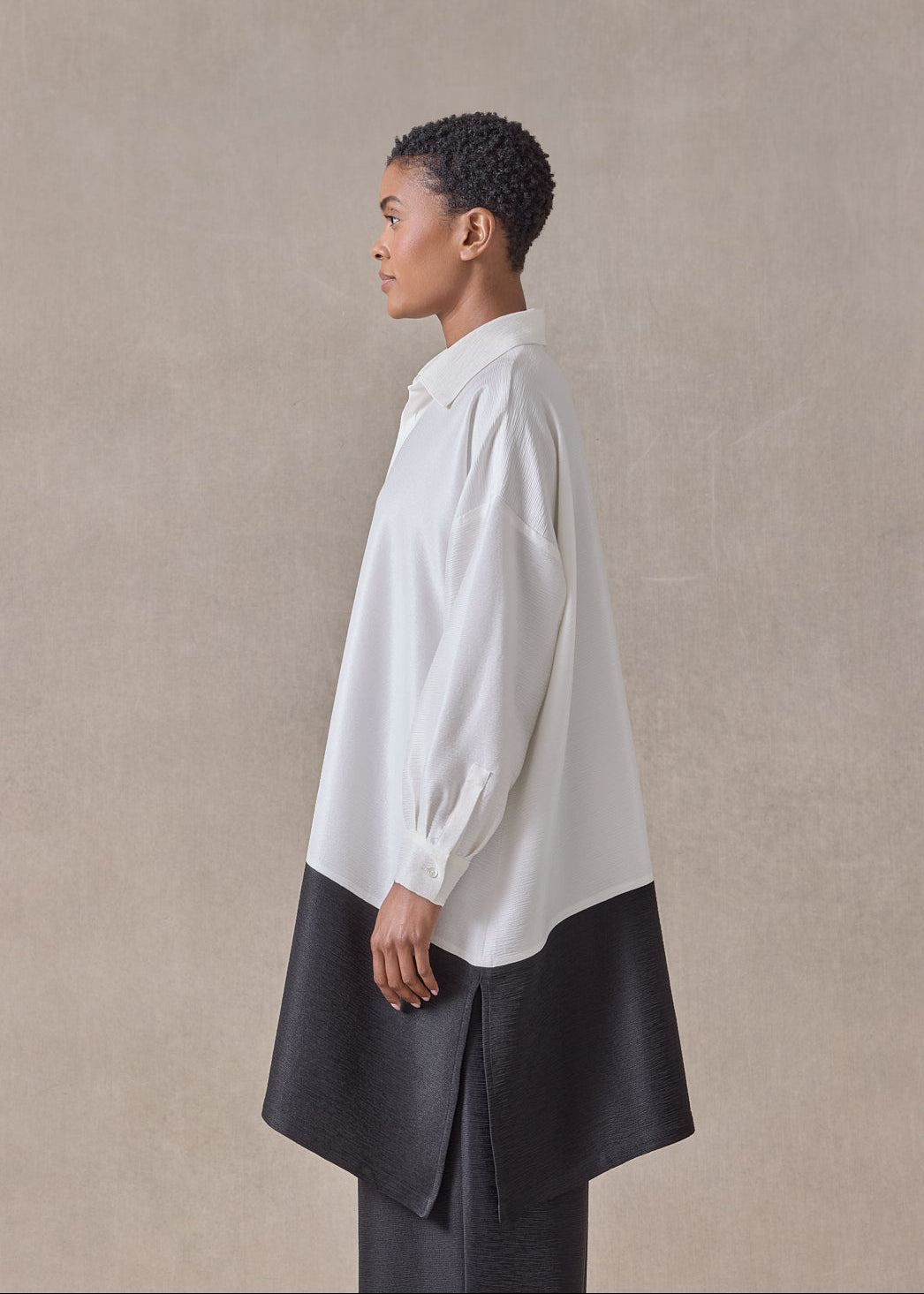 midweight silk plissé wide a-line shirt with collar - very long with slits (white/black)