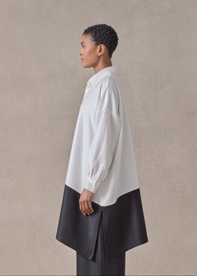midweight silk plissé wide a-line shirt with collar - very long with slits (white/black)