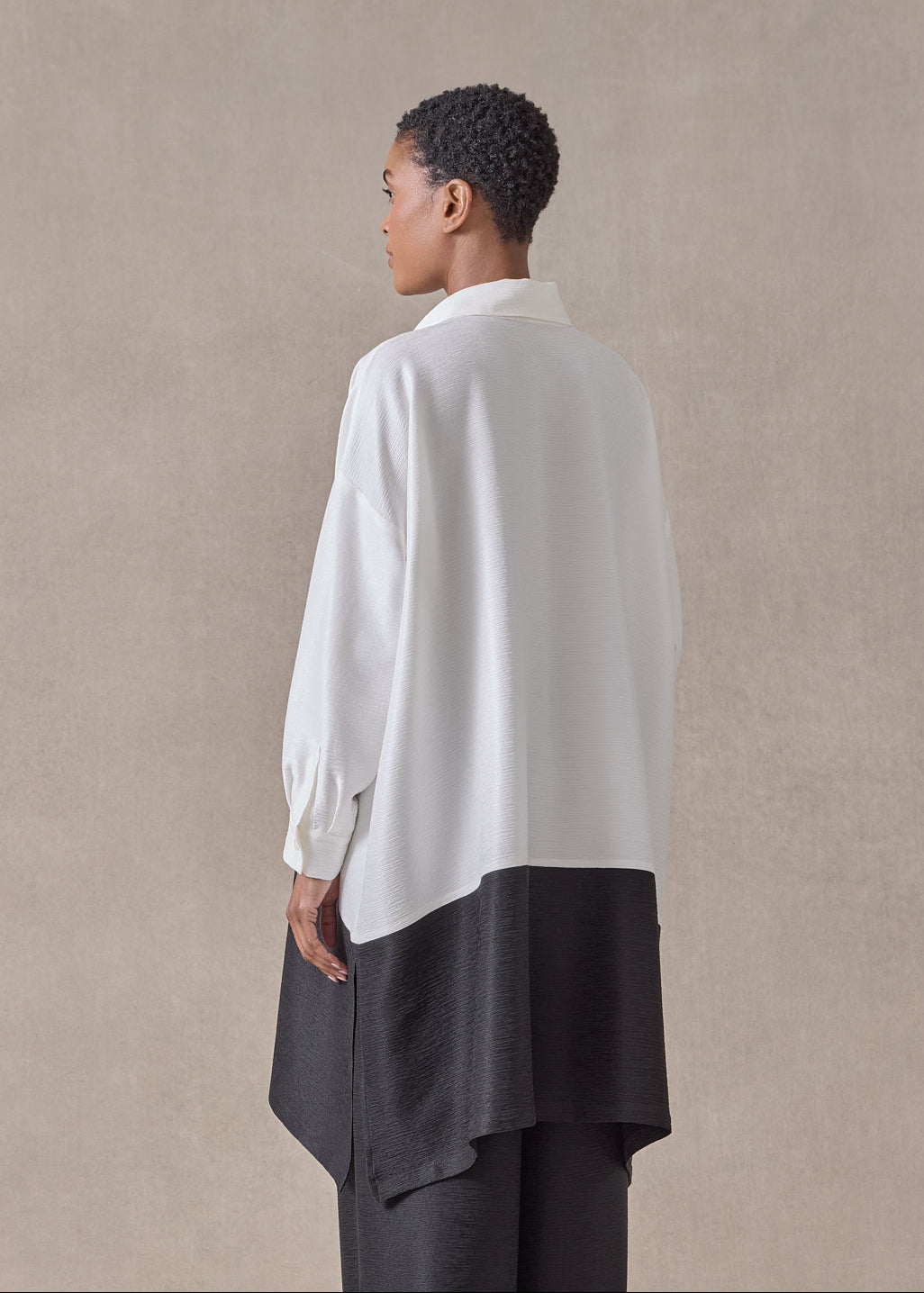 midweight silk plissé wide a-line shirt with collar - very long with slits (white/black)