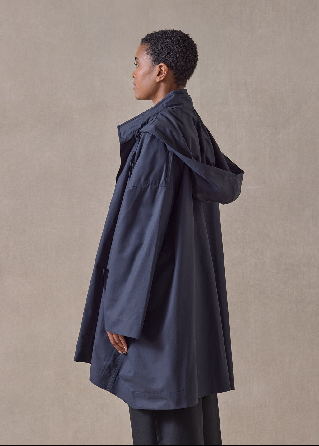 cotton mix smaller front larger back high neck raincoat with button away hood - long plus (navydark)