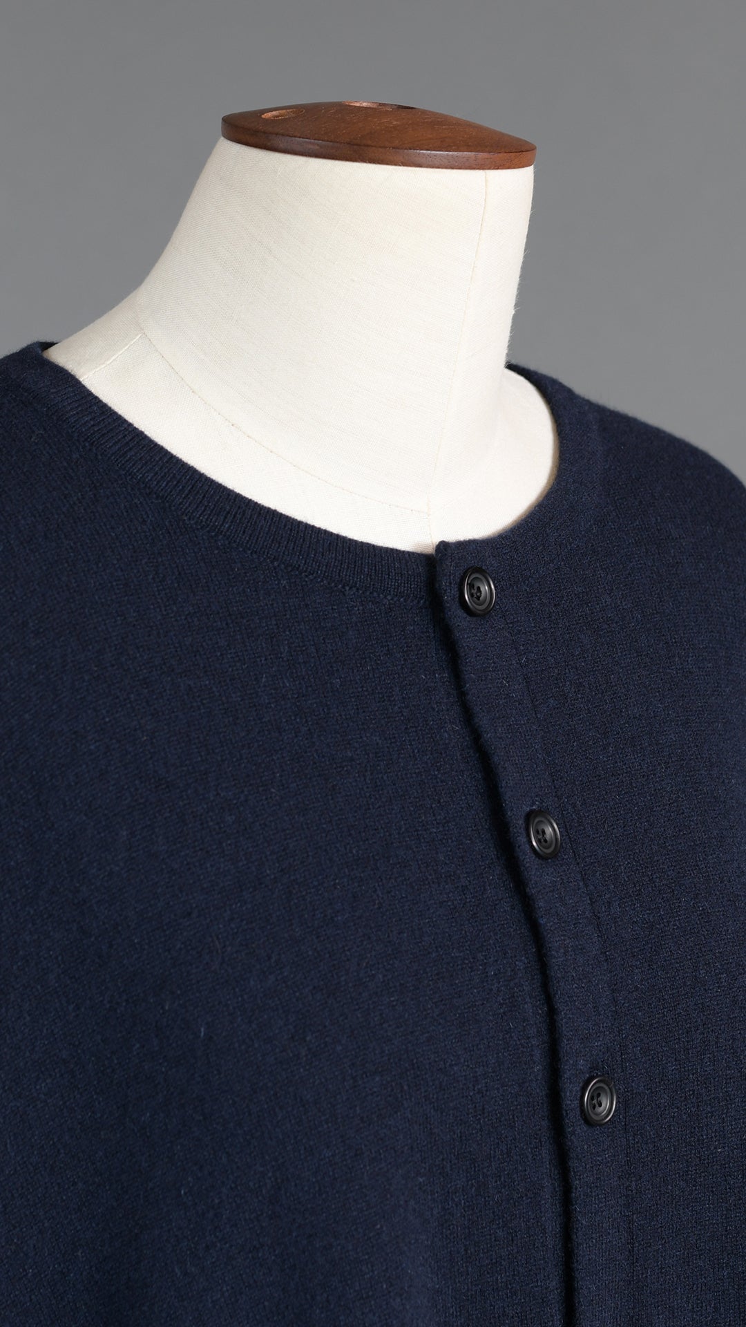 angle-to-front round neck t shirt cardigan (long) in navydark