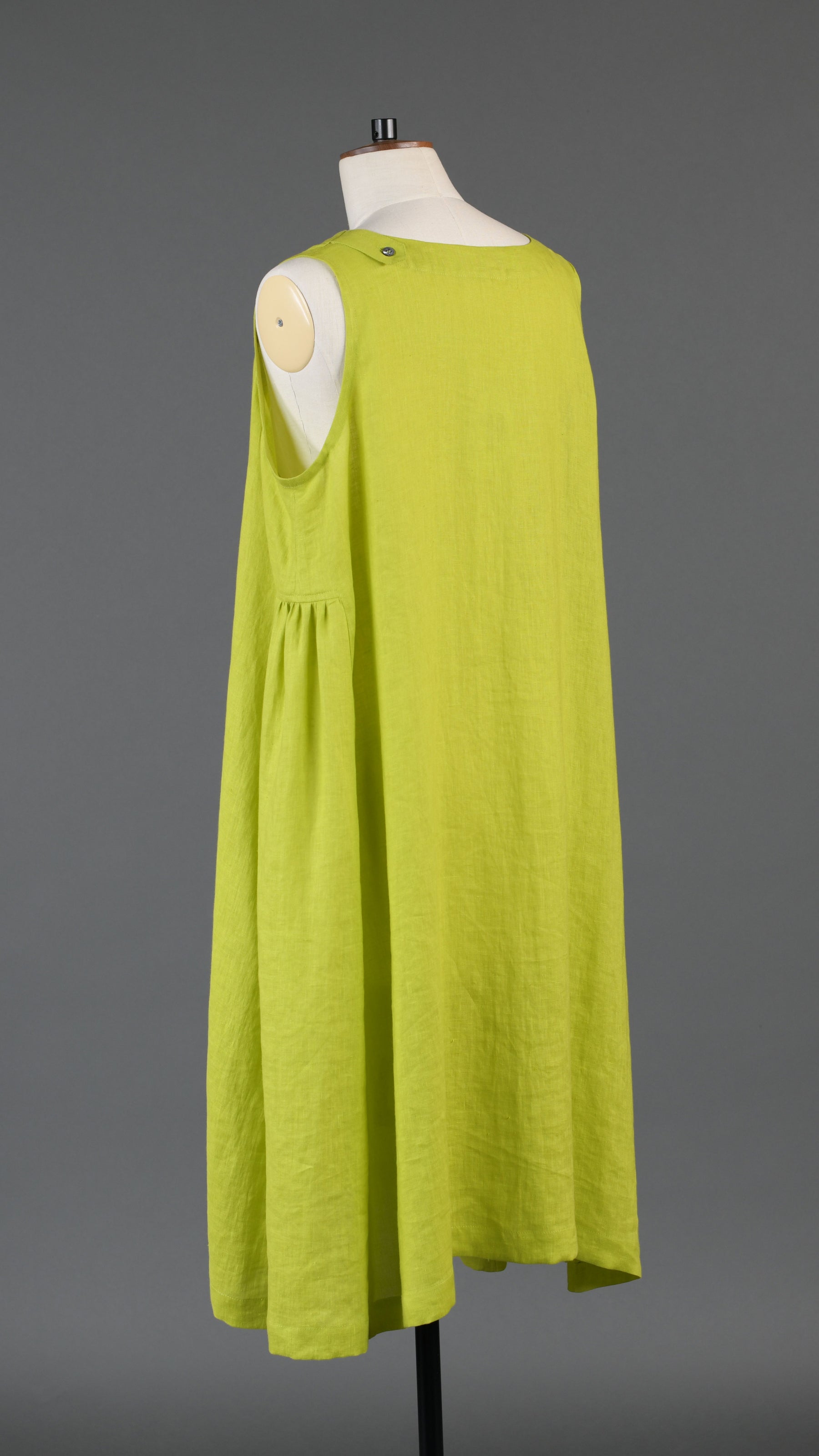 3/4 length side pleated sleeveless dress in greenlemon