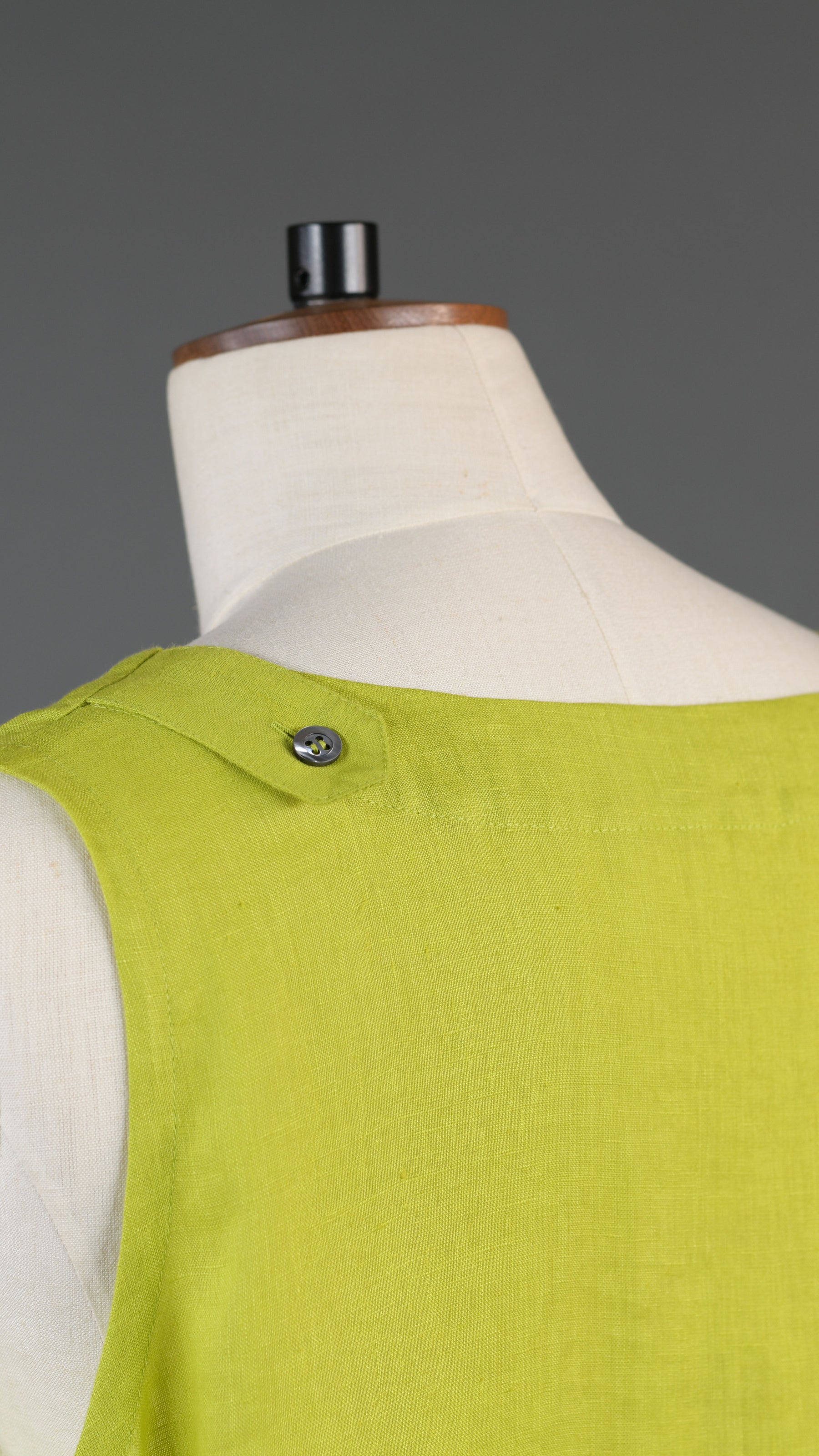 3/4 length side pleated sleeveless dress in greenlemon