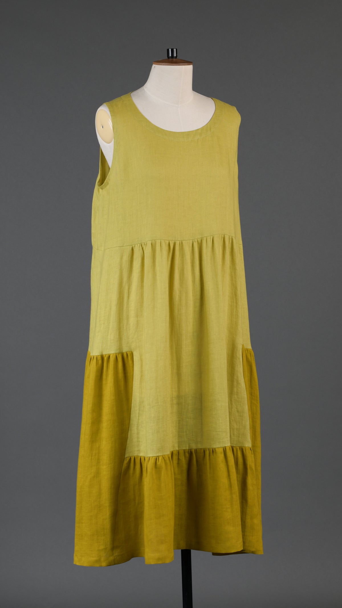 two tone tiered pleated sleeveless dress in dijon mix
