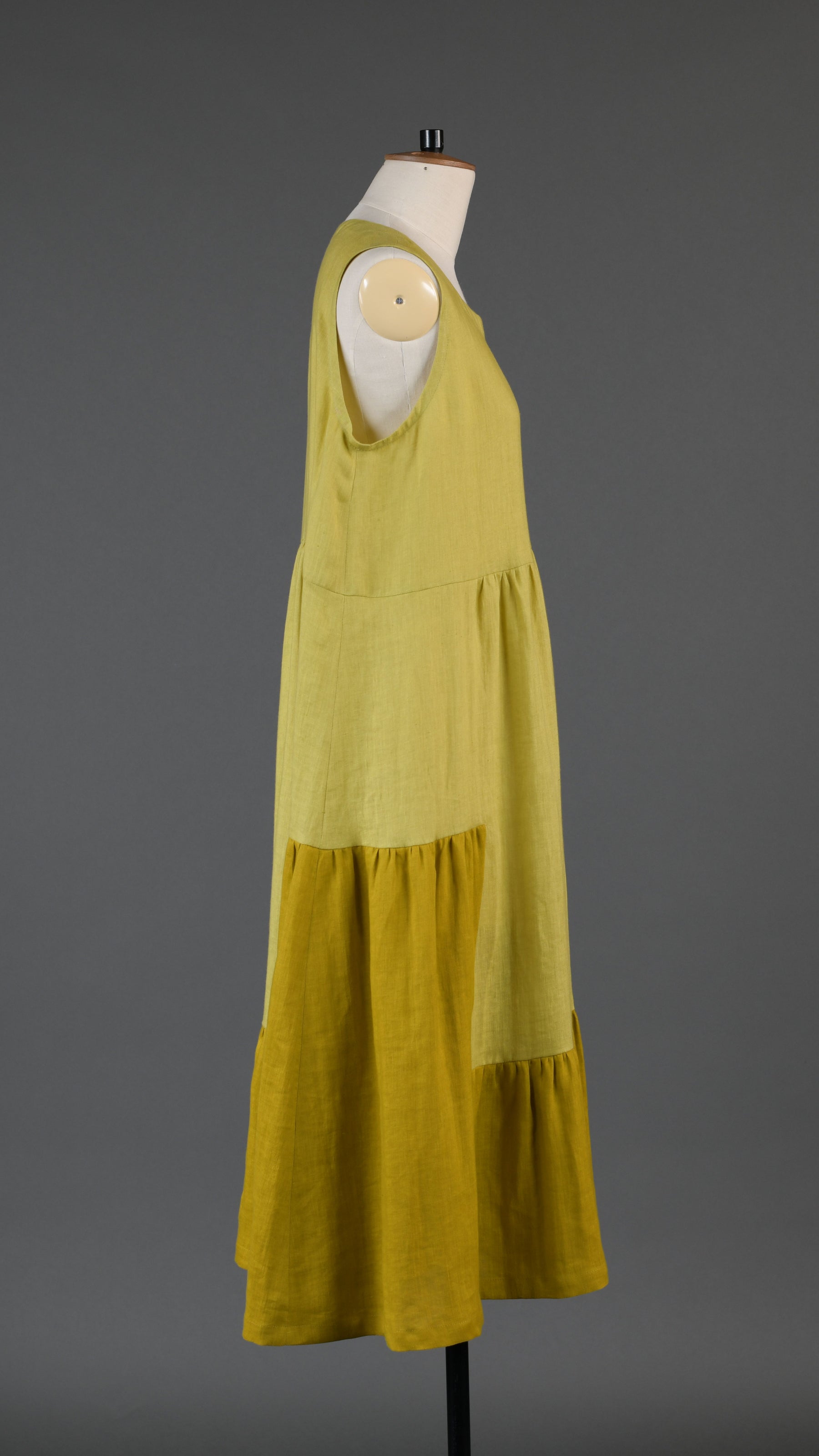 two tone tiered pleated sleeveless dress in dijon mix