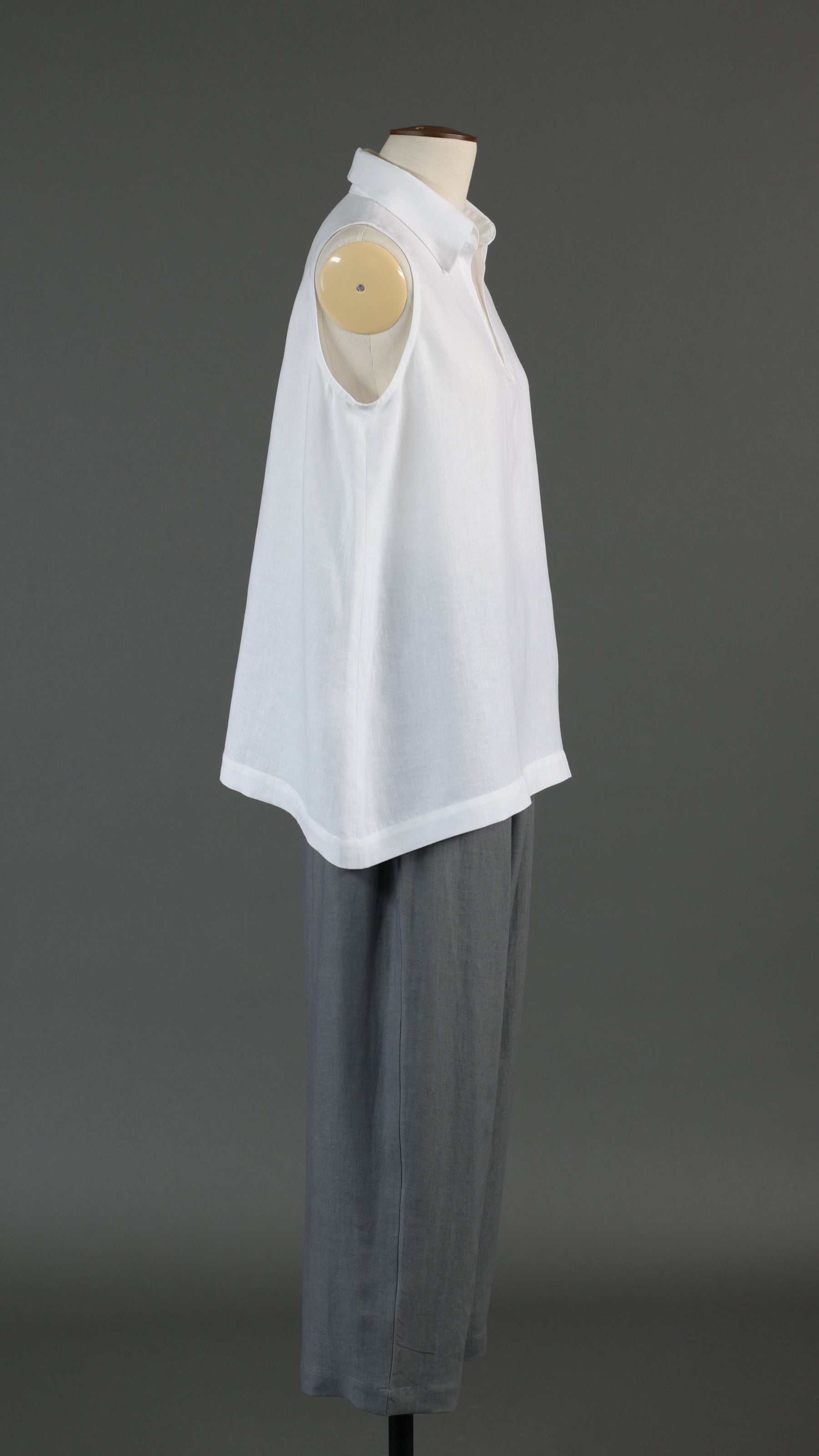 A-line shell with collar and front placket opening - mid plus in white