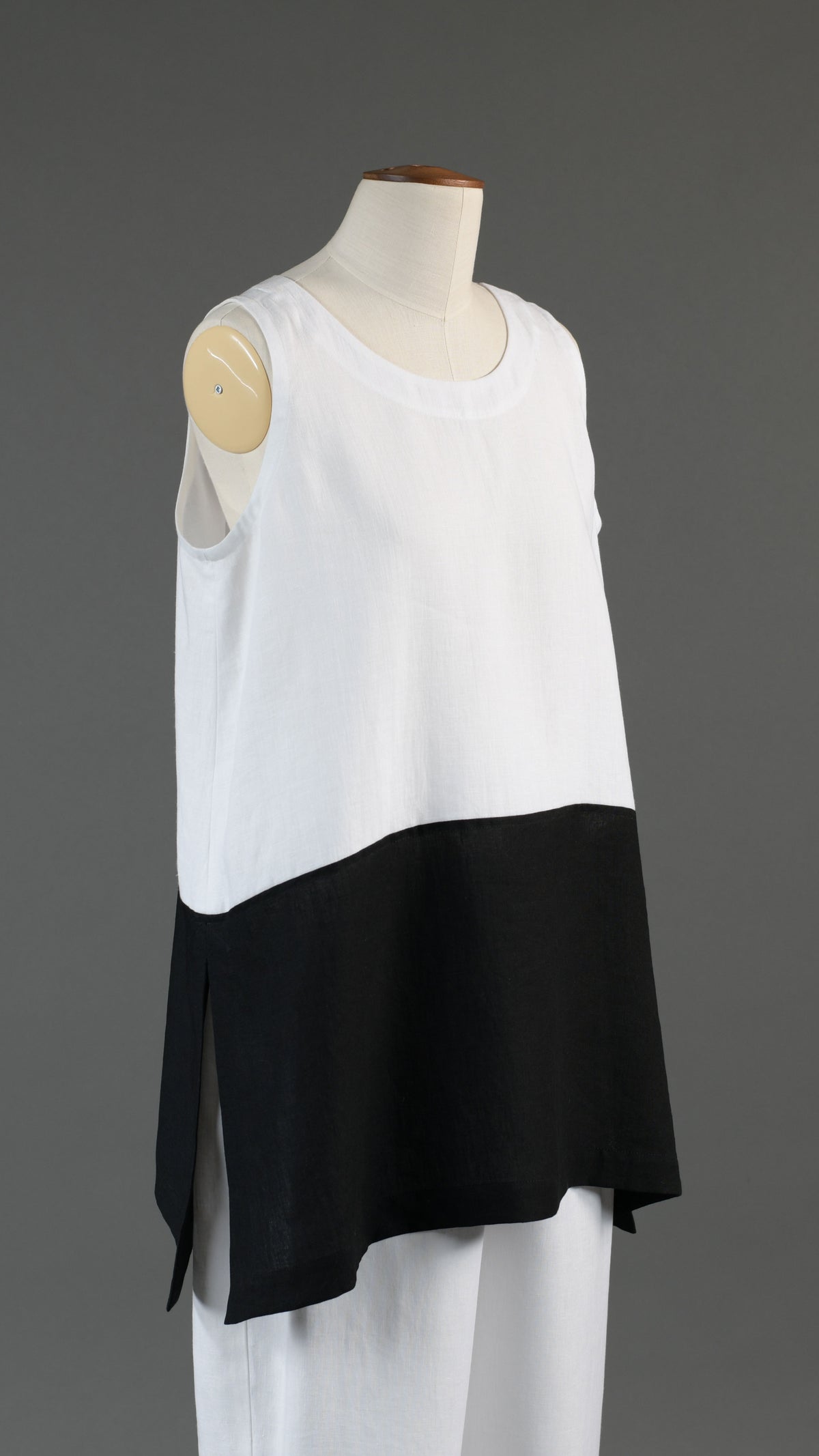 A-line round neck shell with side slit detail - long  in black/white