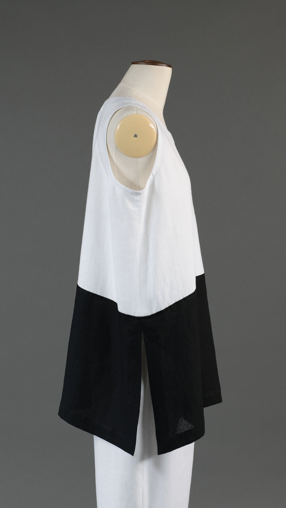 A-line round neck shell with side slit detail - long  in black/white